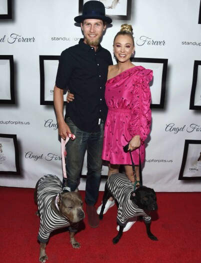 DYREVENNER: Karl Cook og Kaley Cuoco eier flere dyr sammen. Her med to av hundene på rød løper i Hollywood i november 2018. Foto: Amanda Edwards/ Getty Images/ AFP/ NTB scanpix DYREVENNER: Karl Cook og Kaley Cuoco eier flere dyr sammen. Her med to av hundene på rød løper i Hollywood i november 2018. Foto: Amanda Edwards/ Getty Images/ AFP/ NTB scanpix